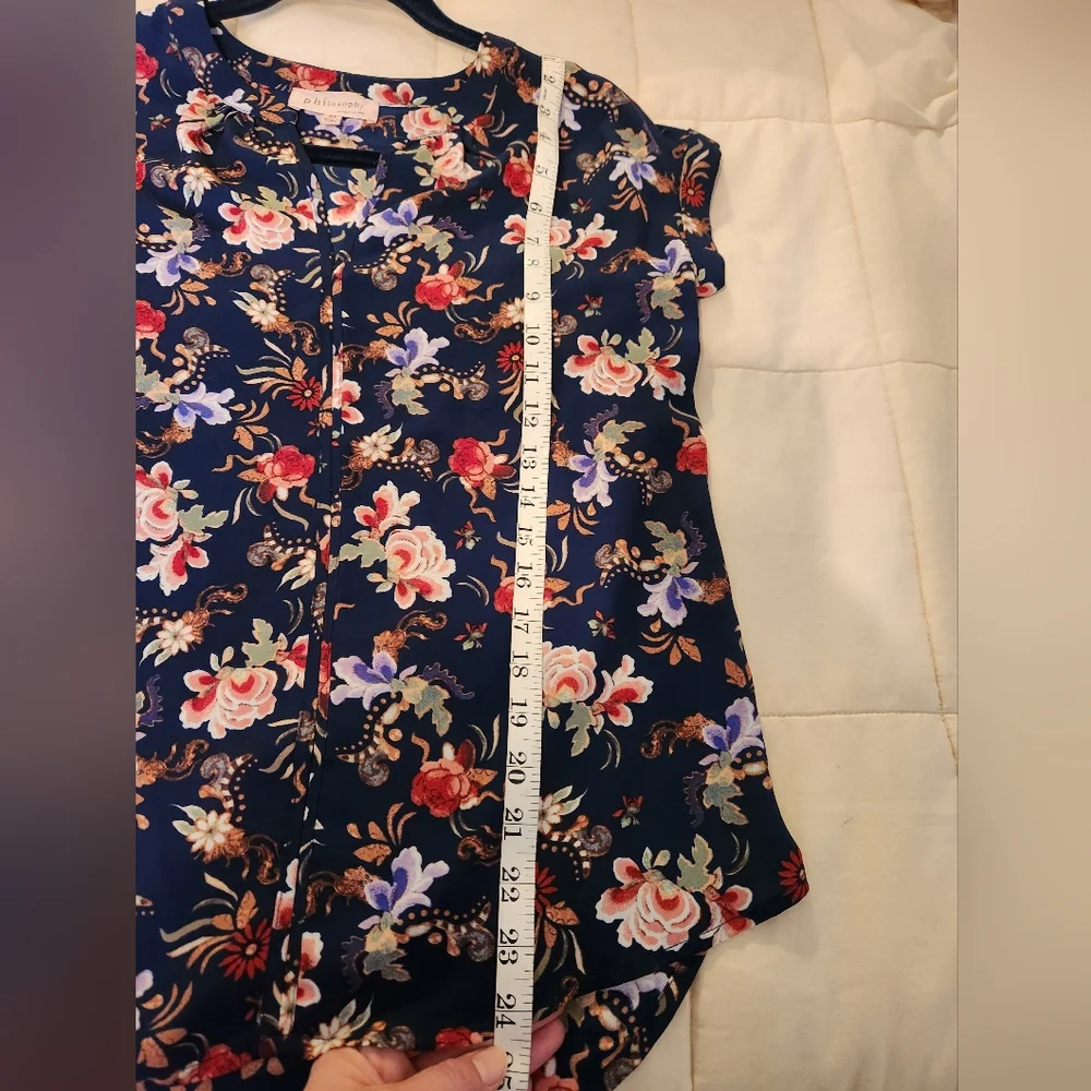 Philosophy Top, Blouse Floral Navy, Pink, Green V-neck Sz XS EUC Summer Tropical